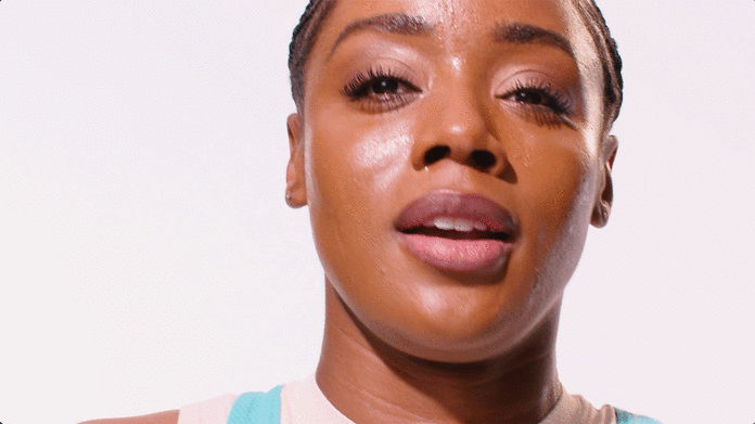 A GIF showing the benefits for the waterproof mascara